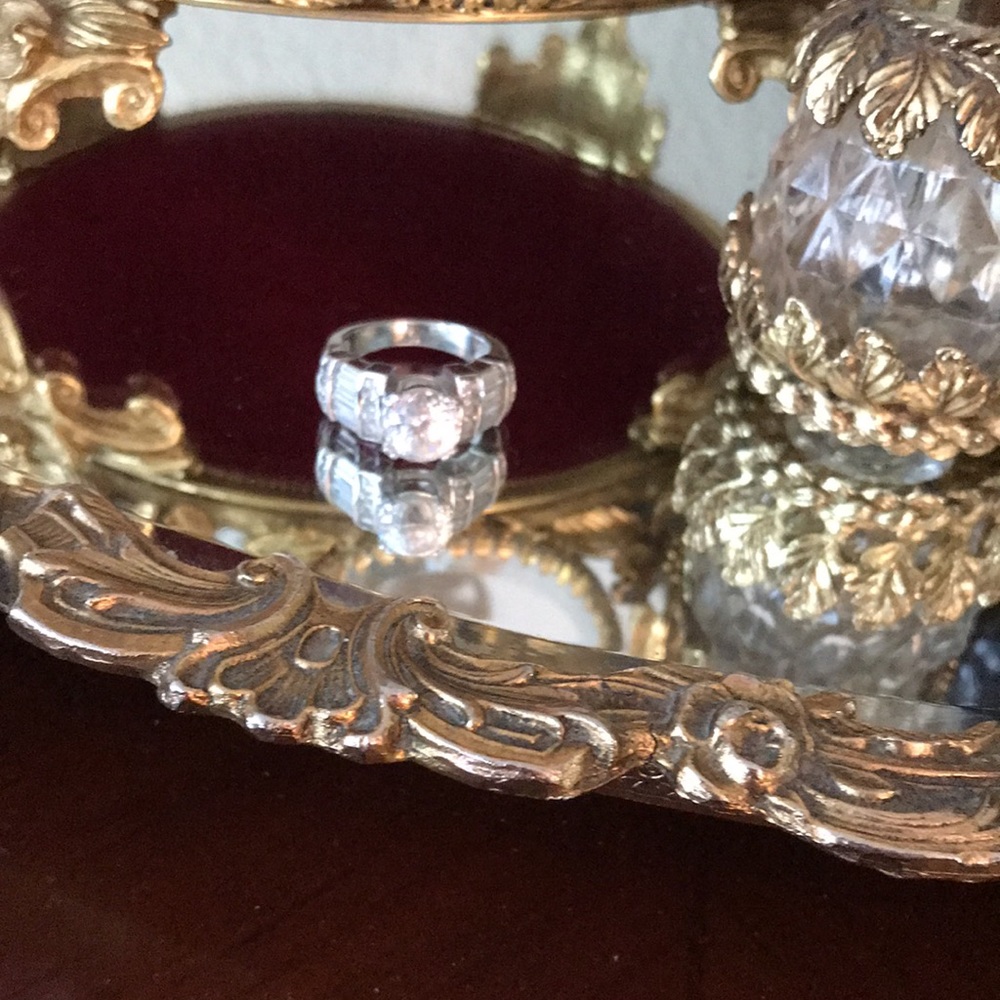 So pretty! Vintage Cubic Zirconia Silver Ring size 7 - Picture 7 of 7